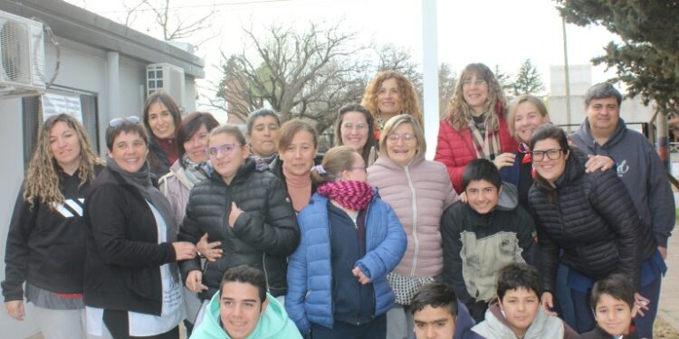 La CELT. entregó un aro de basquetbol móvil a la Escuela de Educación Especial Nº501 (fotos y video)