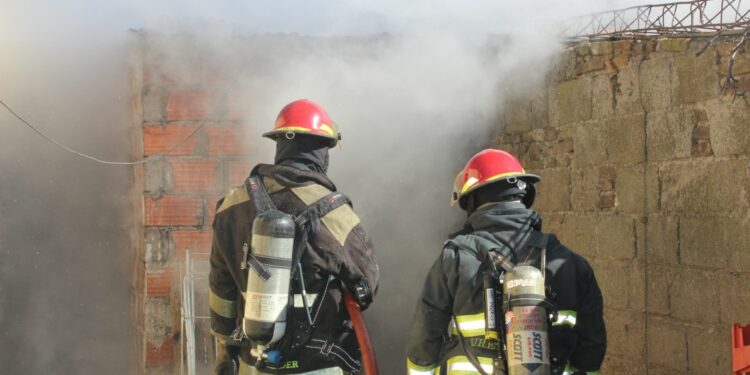 Los bomberos fueron convocados este domingo por un incendio de estructura (video, fotos y nota)