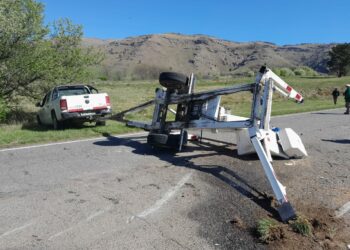 Vuelca una grúa municipal en la ruta 76