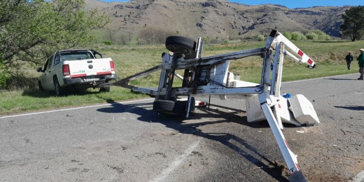 Vuelca una grúa municipal en la ruta 76