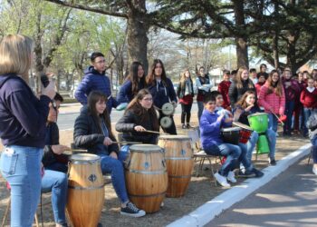Con un emotivo acto fue conmemorado el Día del Maestro (fotos y videos de CELTTV Noticias)