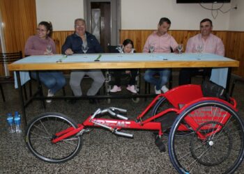 El Municipio y el Sindicato de Trabajadores Municipales entregaron una silla de ruedas de competición a Candela Calabrese