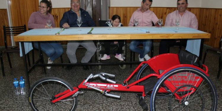 El Municipio y el Sindicato de Trabajadores Municipales entregaron una silla de ruedas de competición a Candela Calabrese