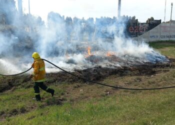 Incendio de ramas en el acceso a Tornquist a pocos metros del Campo Deportivo del Club Unión (FOTOS Y VIDEO)