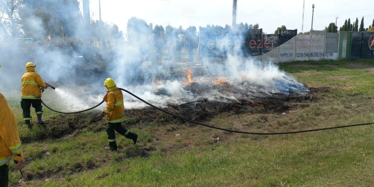 Incendio de ramas en el acceso a Tornquist a pocos metros del Campo Deportivo del Club Unión (FOTOS Y VIDEO)