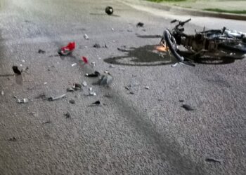 Una moto colisionó con un auto y una persona debió ser trasladada (video y fotos)