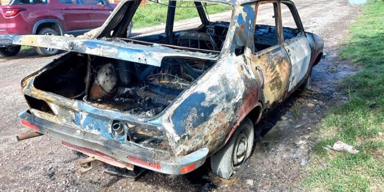 Perdidas totales por el incendio de un auto en Ruppel al 400
