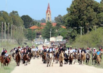 Más de 300 jinetes participan de la 10º Cabalgata Sierras de Tornquist (fotos y videos de CELTTV)