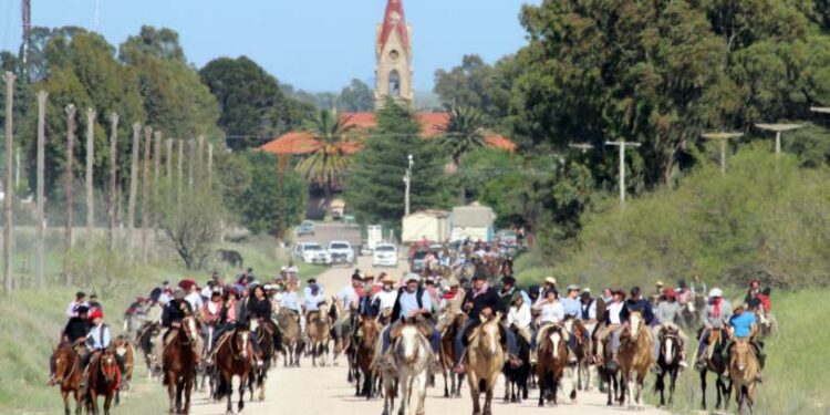 Más de 300 jinetes participan de la 10º Cabalgata Sierras de Tornquist (fotos y videos de CELTTV)