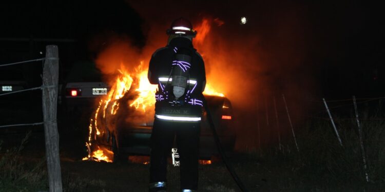 Incendio de vehículo en calle Ruppel al 400 (Video y fotos)