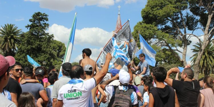 “ARGENTINA CAMPEON MUNDIAL” y Tornquist fue una fiesta (fotos y videos)
