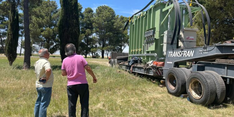 Histórico: Ya es una realidad el transformador que duplicará la capacidad energética de Tornquist (fotos y videos)