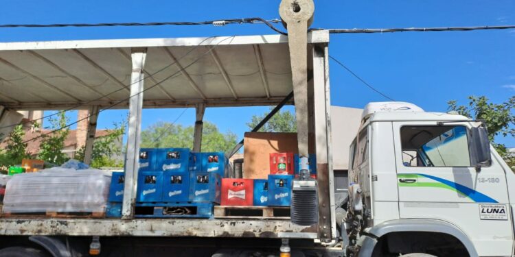 En Martín Fierro al 930 un camión chocó una columna de cemento del tendido eléctrico