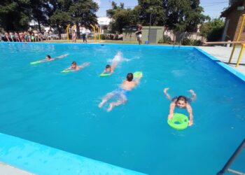 Se puso en marcha este lunes la Escuela Municipal de Natación y el programa Escuelas Abiertas de Verano