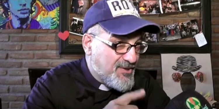 Misa Rockera en Kupinsky, para creyentes y no tanto, con la presencia del Padre Cesar