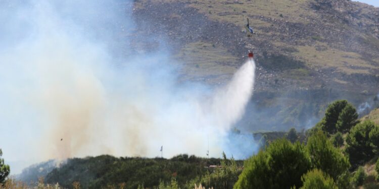 Incendio en las sierras: Estiman que mañana el fuego podría desplazarse a un sector más accesible
