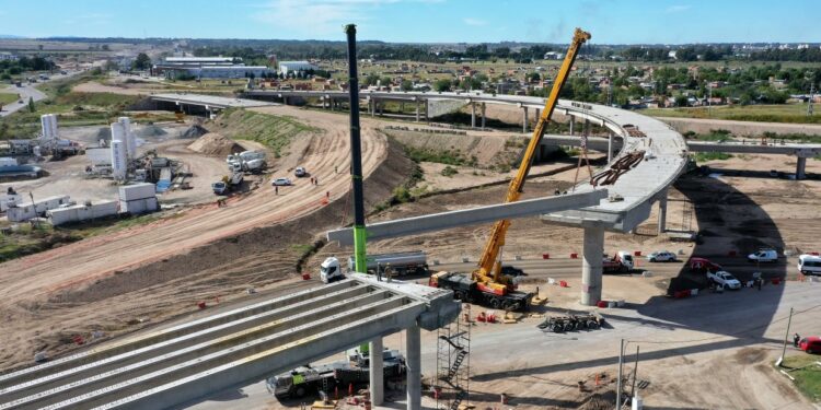 Vialidad Nacional finalizó la etapa de montaje de vigas en el intercambiador de las Rutas Nacionales 3 y 33 (video entrevista)