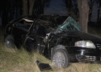 Se encontró un auto volcado cerca del acceso a Tornquist (RN 33) y sin ocupantes (Video Y Fotos)