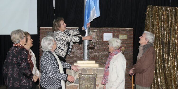 Emotivo festejo por los 70 años de la EES Nº 3 y los 35 de la EP Nº 28