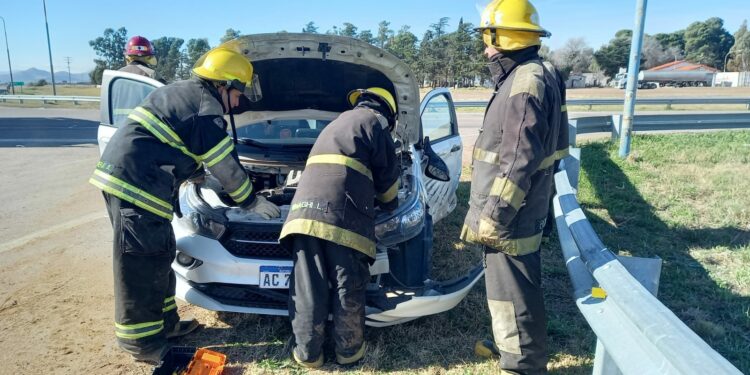 Este viernes se produjo un accidente en el acceso a Tornquist y ruta 33 (FOTOS Y VIDEO)