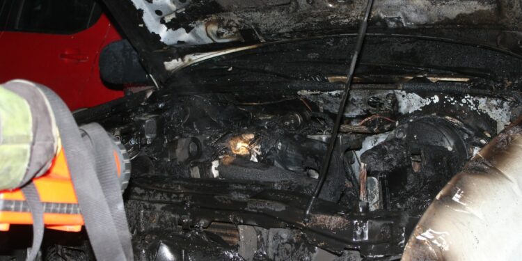 Un incendio causó importantes daños en el motor de una camioneta (fotos y video)