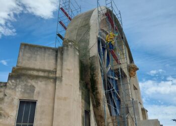 Comenzó la obra de restauración y conservación del portal del Cementerio de Saldungaray