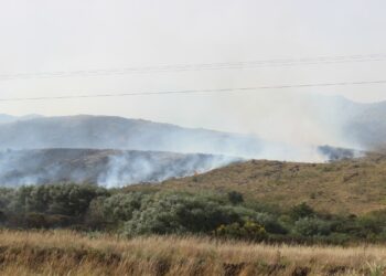 Fuego en las sierras: Este domingo llegará un helicóptero y brigadistas enviados por el Gobernador Kicilloff