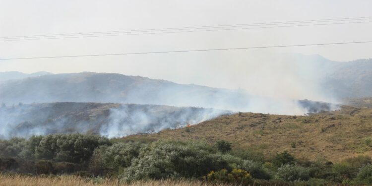Fuego en las sierras: Este domingo llegará un helicóptero y brigadistas enviados por el Gobernador Kicilloff