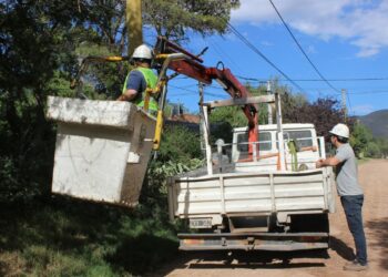 Continúa el despeje de ramas en Villa Ventana para la instalación de líneas de fibra óptica