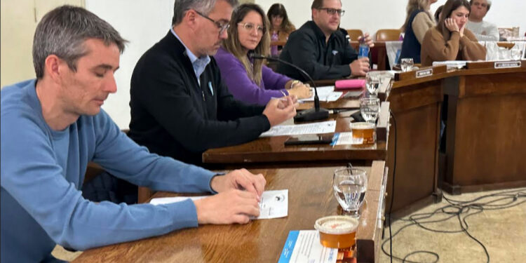 HCD: Continúa la polémica por el traslado de la basura y hubo fuertes cruces en el recinto