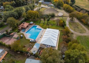 Comenzó la colocación de la cobertura de la piscina climatizada de Sierra de la Ventana