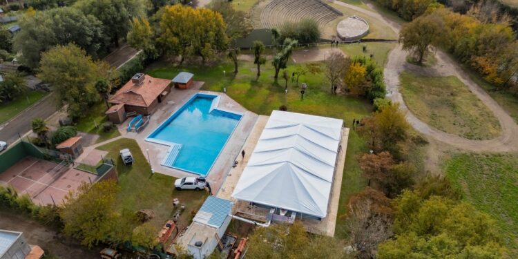 Comenzó la colocación de la cobertura de la piscina climatizada de Sierra de la Ventana