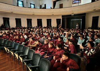 Mes del Ambiente: Alumnos de Tornquist disfrutaron de una jornada de magia y música en el Teatro Municipal