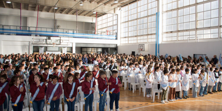 Más de 350 alumnos del distrito de Tornquist prometieron lealtad a la Bandera Argentina (VIDEOS Y FOTOS)