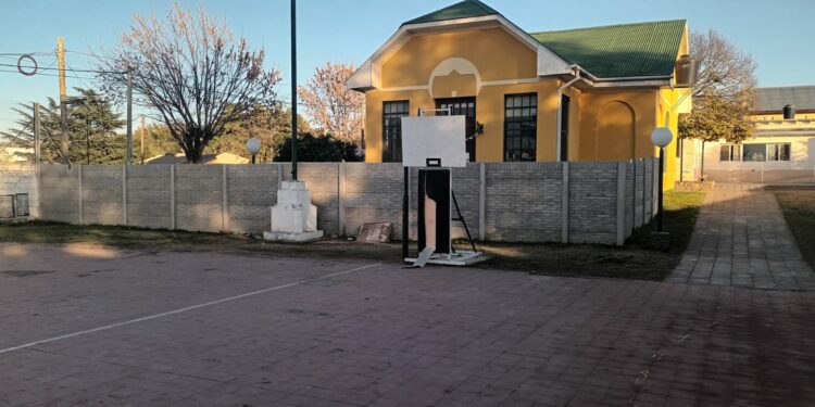 Lamentable hecho de vandalismo en la cancha de básquet de la Escuela Primaria de Sierra de la Ventana
