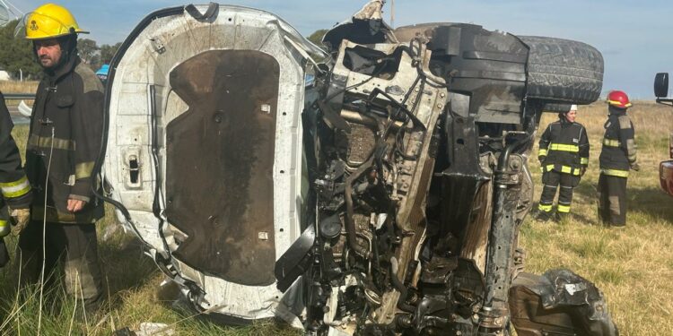 Choue y vuelco en el acceso a Tornquist y Ruta 33