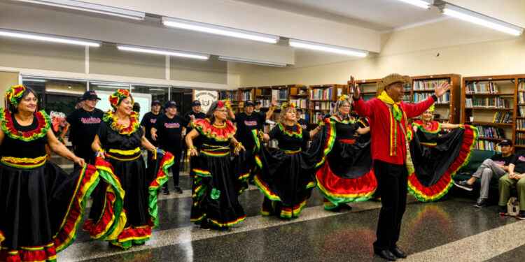 Rumba: Hubo ritmo durante el cafè literario de la Biblioteca