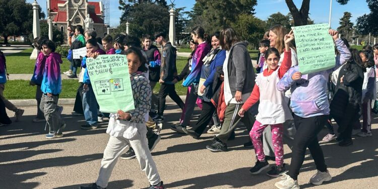 Multitudinaria caminata inclusiva por el Día de la Educación Especial